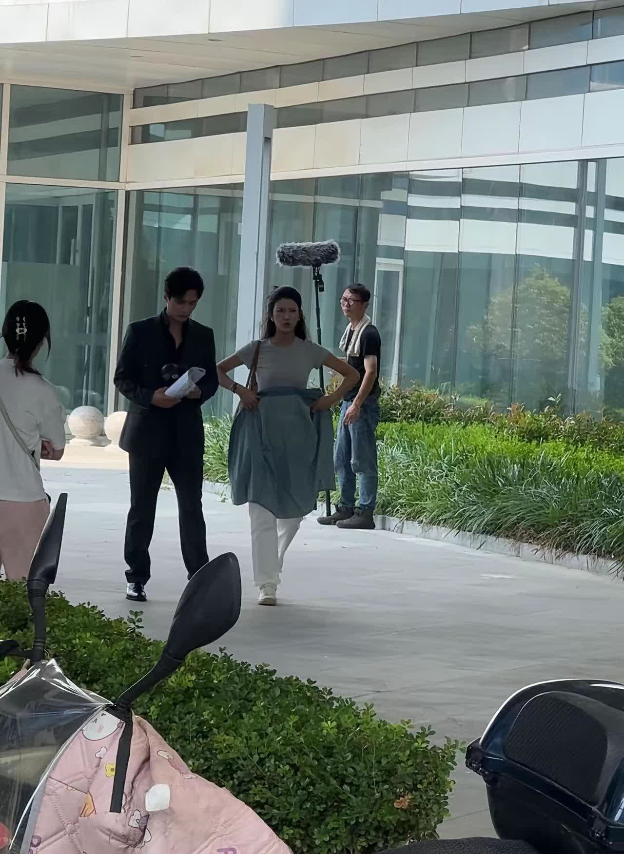 青岛最热的夏天，户外接近40度，霸总三件套焊死在身上，你看到他的光鲜，看到他汗流