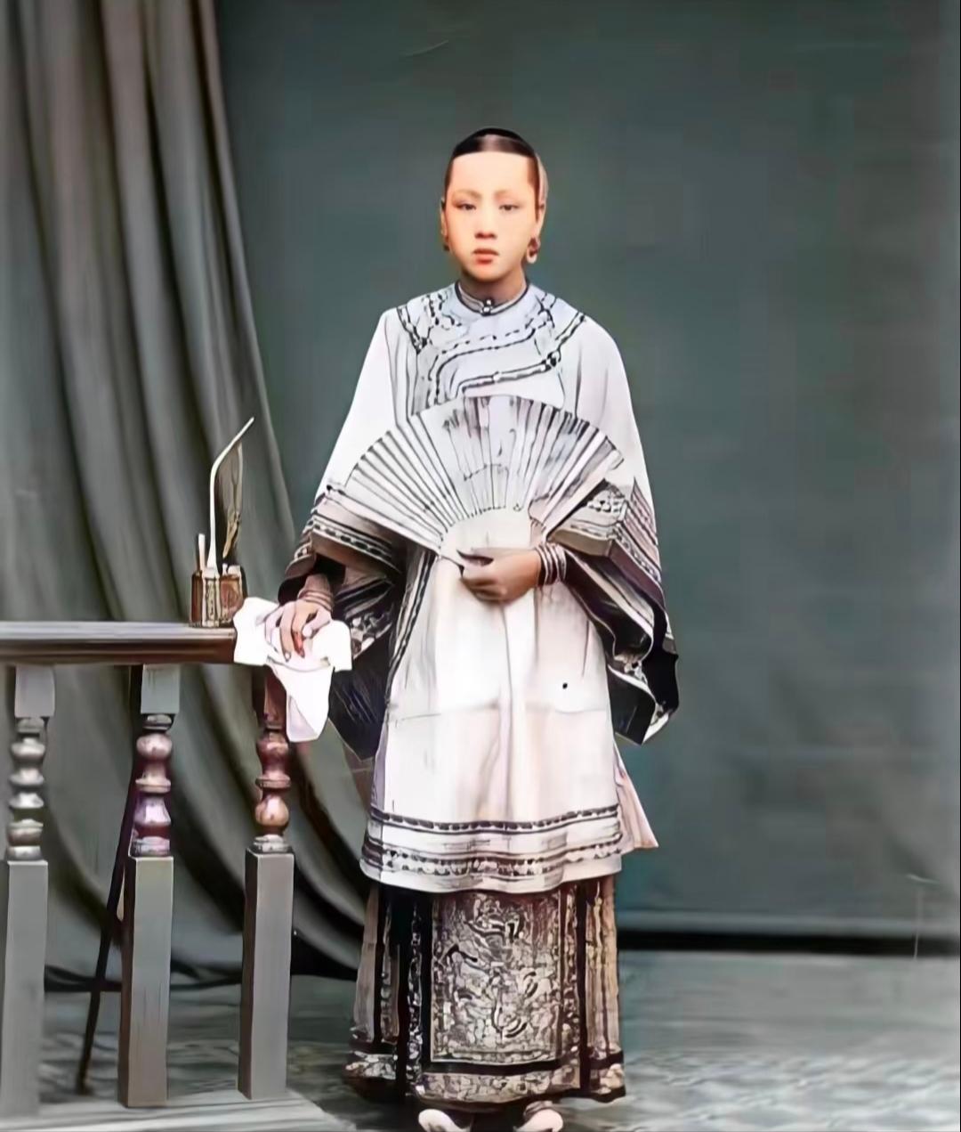 李鸿章的小妾冬梅着实可惜。1892年照片里的她，颜值放在现在也是顶流女明星级别。