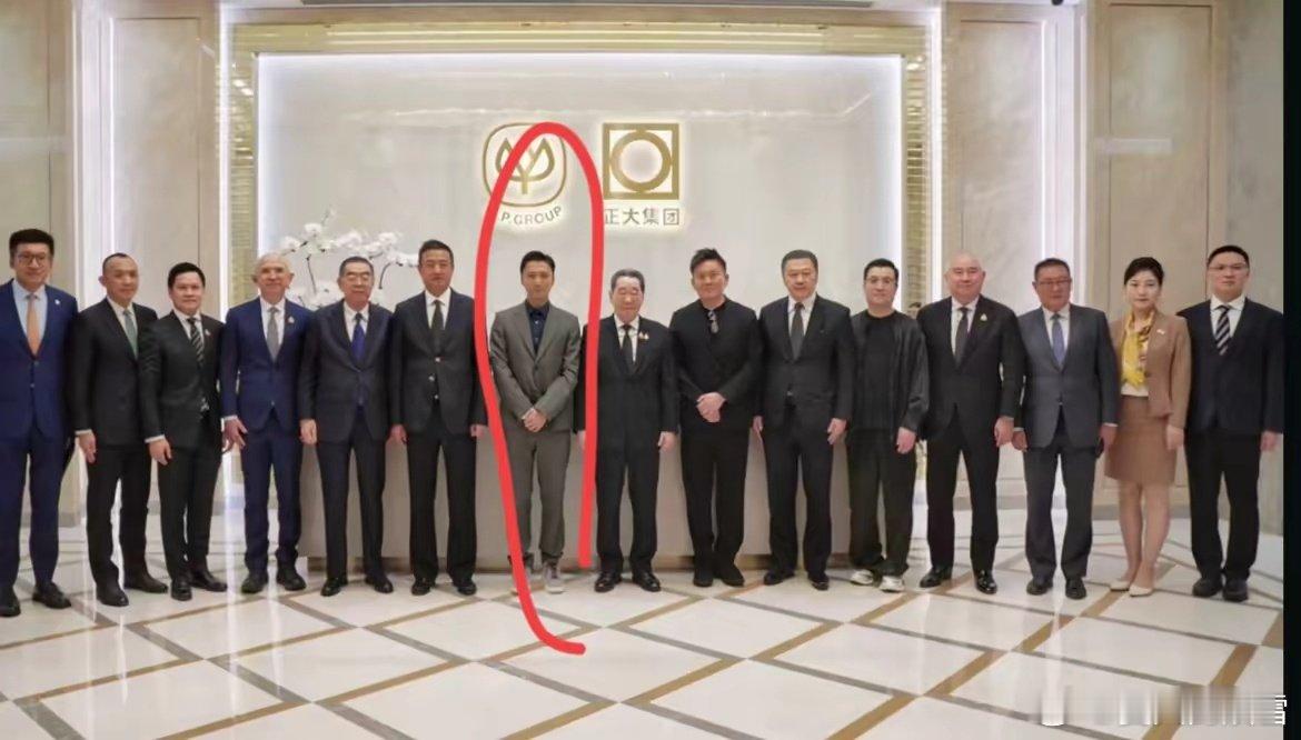 谢霆锋，身高谜！​谢霆锋身高还可以，这么多人作为参考，他的身高可以预估的很接近真实身高了。​在人群中