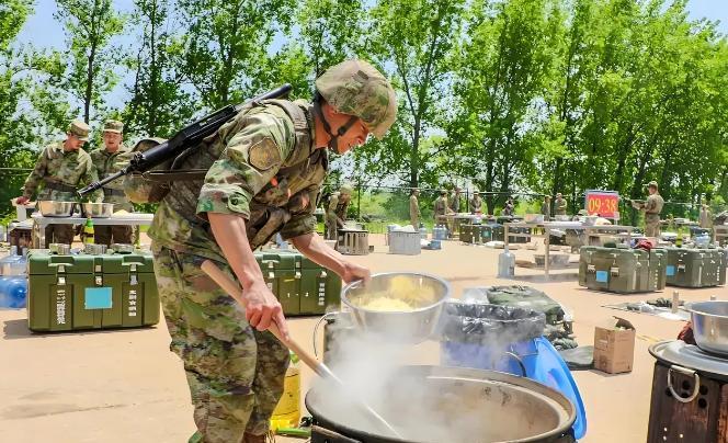 为什么军队有炊事兵这个兵种，而不是直接招聘一些厨子呢？就这么说吧，打仗的时候，你