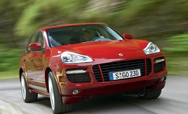 从巅峰到腰斩，保时捷四年销量暴跌56%，百年豪门为何折戟中国？小派始终觉得，