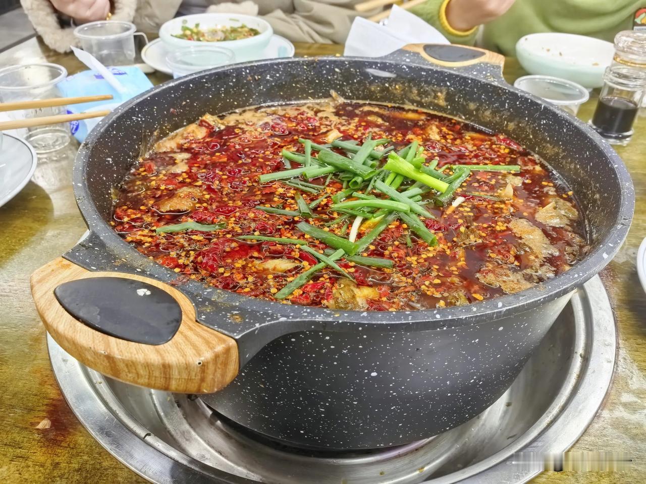 川菜讲究重口味，而火锅是最典型的代表。比如，做个黄辣丁，浓油、红辣椒、花椒，是必