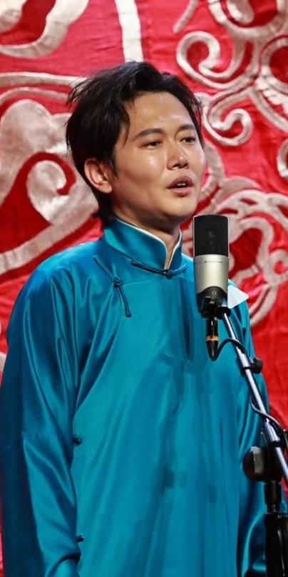 孟鹤堂成都德云社返场，上来就夸师弟李鹤东，东哥眼神要刀人谢金无辜躺枪！德云社孟鹤