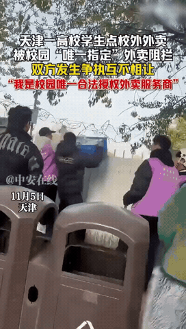 不让骑手送外卖的这个男子估计要出名了！天津，骑手到大学送外卖，想从围墙递过去，一