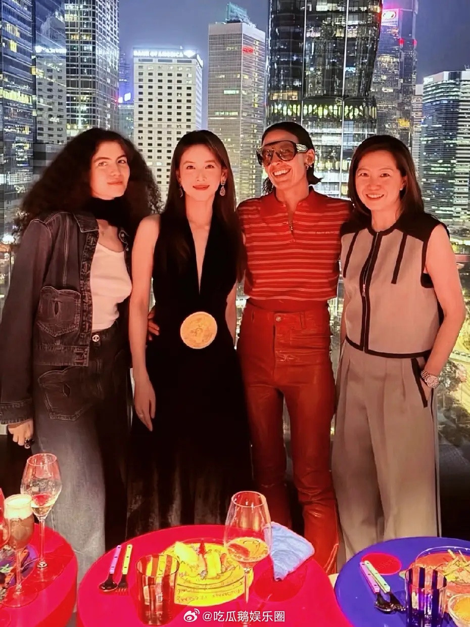 章泽天现身香港艺术展，这身造型很好看，眼神坚定自信！有一说一，她内心绝对是强大的