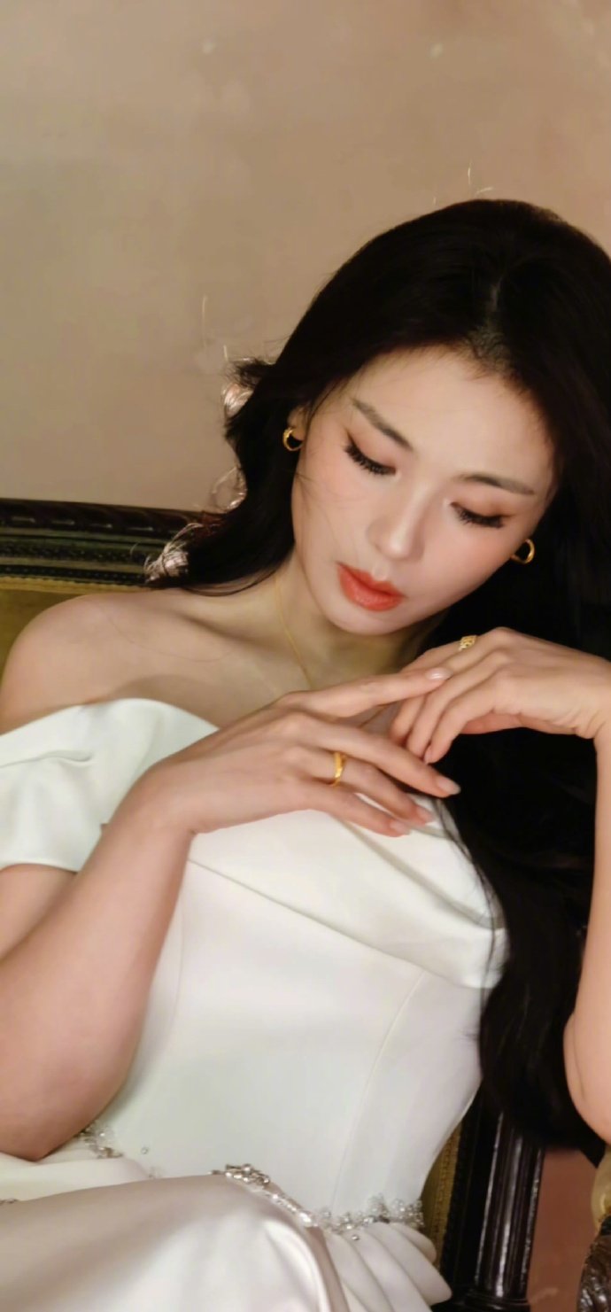 感受刘涛的权威骨相刘涛眉骨撑起英气，下颌收住温润，光与影在她脸上都是加分项……