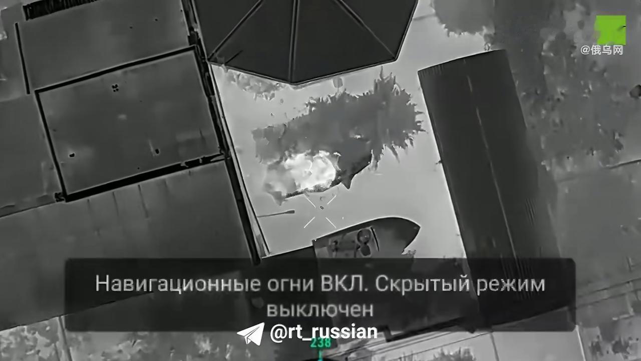 俄军重型投弹无人机在赫尔松州第聂伯河右岸一举摧毁了4艘乌军快艇！这个战果很大，使