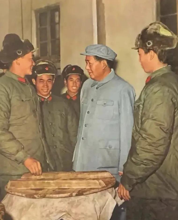 “军民团结如一人，试看天下谁能敌。”出自毛主席1963年8月1日写的一首诗《杂言
