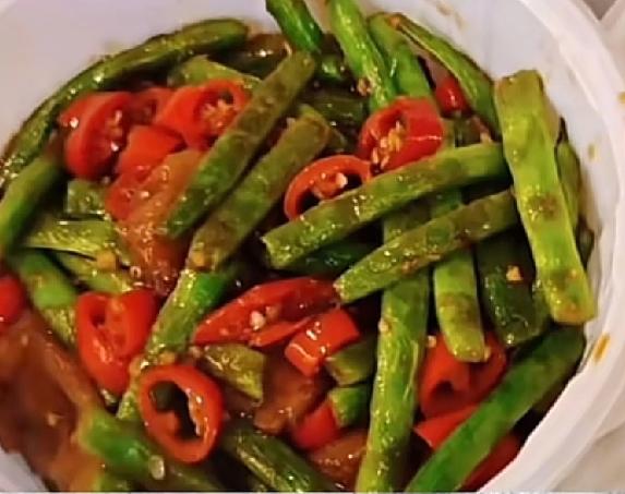 很多时候，猪队友就在身边四川成都一女子平时喜欢吃辣，而且每天中午点的外卖都是指