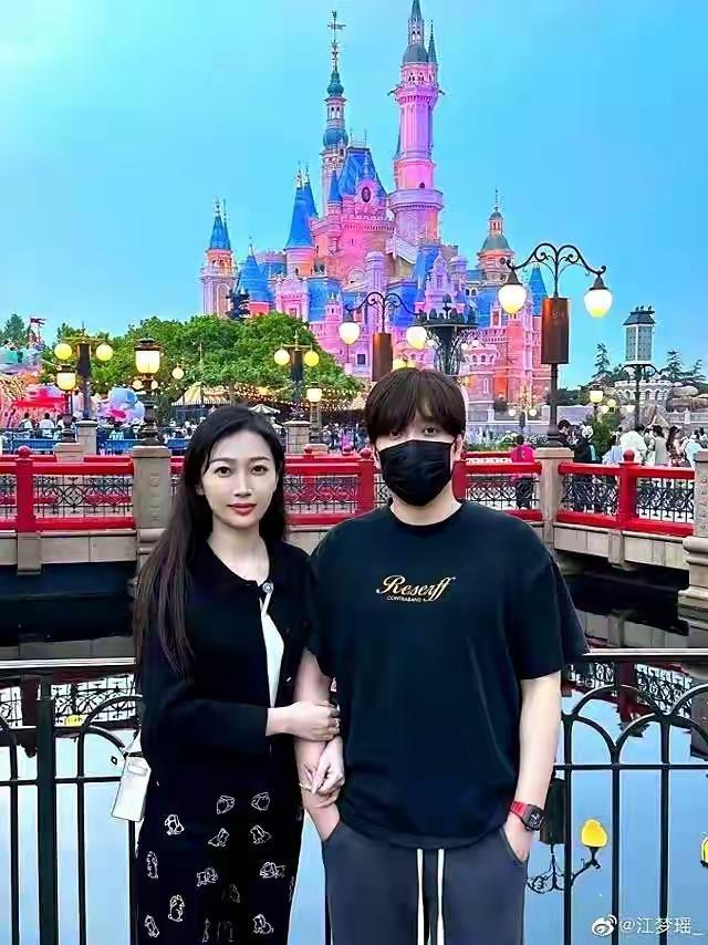 白冰这下算是彻底身败名裂了。他怎么也想不到，自己当年出轨的聊天记录，会被