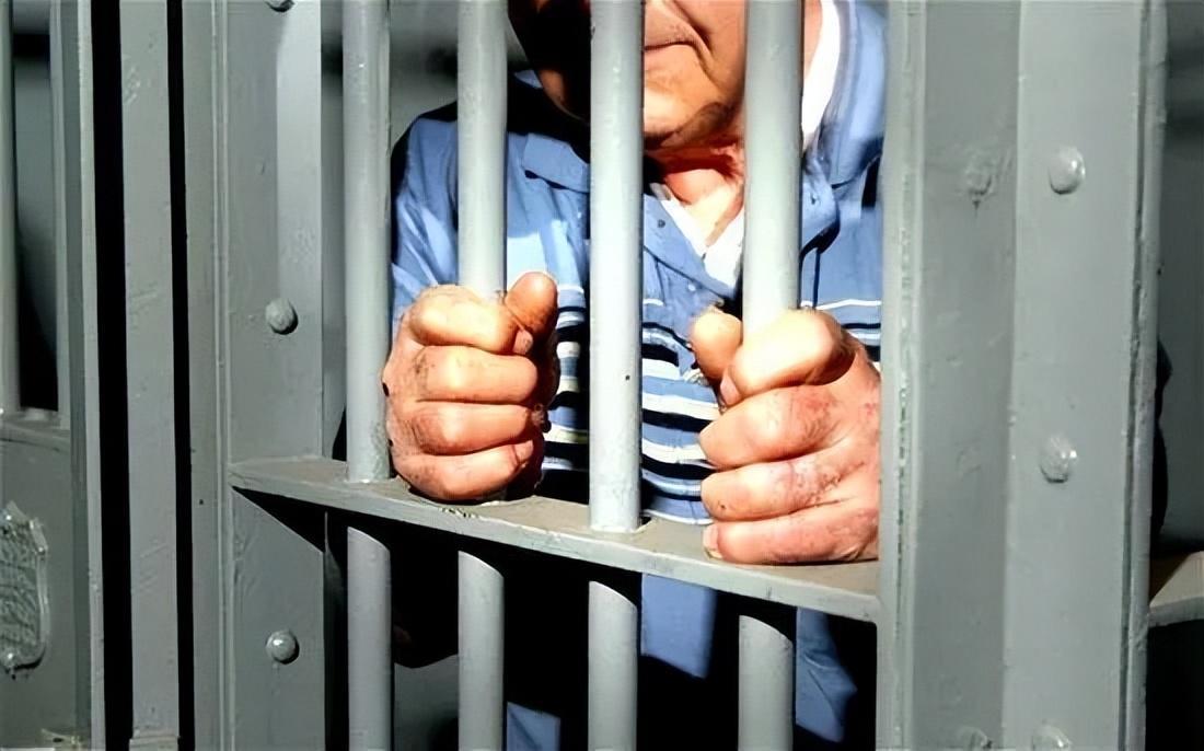 无期徒刑的尽头，不是死亡，是衰老。当犯人老得走不动、吃不了、起不来，监狱怎么办？
