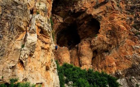 1999年，河北省隆化县四名少年上山游玩，恰逢天降大雨，遂进入一处山洞避雨。其间