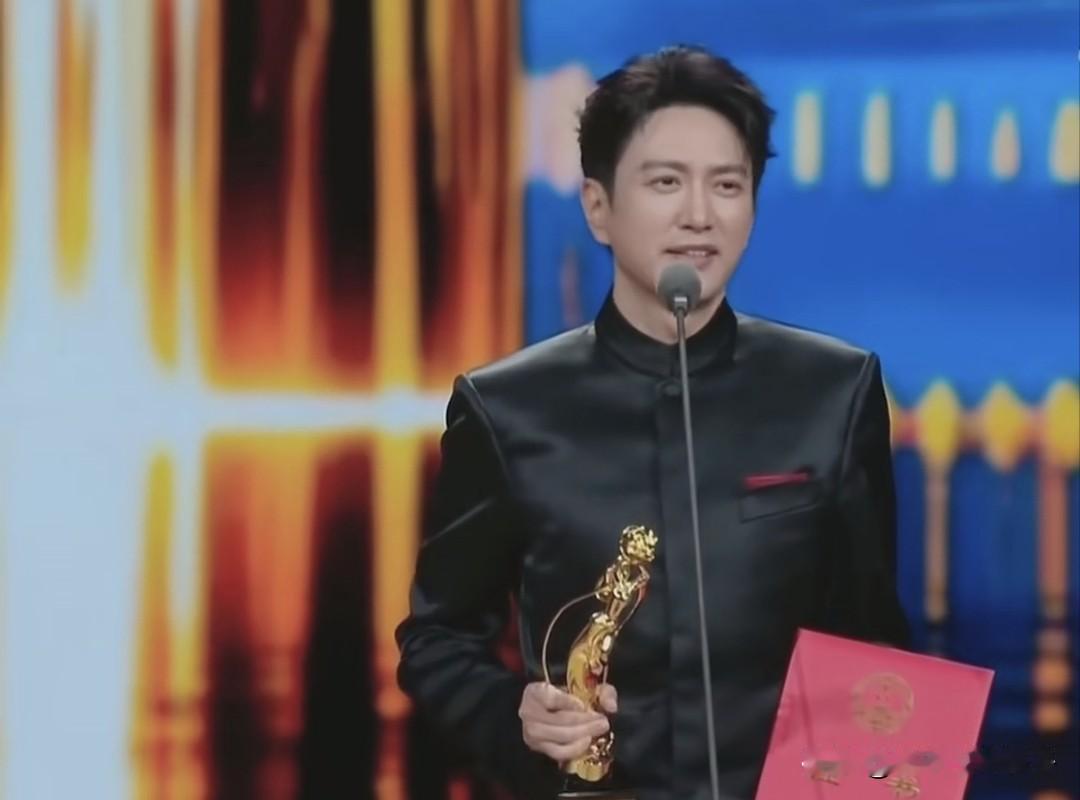内娱都来看看吧！王仁君这位演员真的很牛……飞天奖颁奖典礼上，演员王仁君获得视