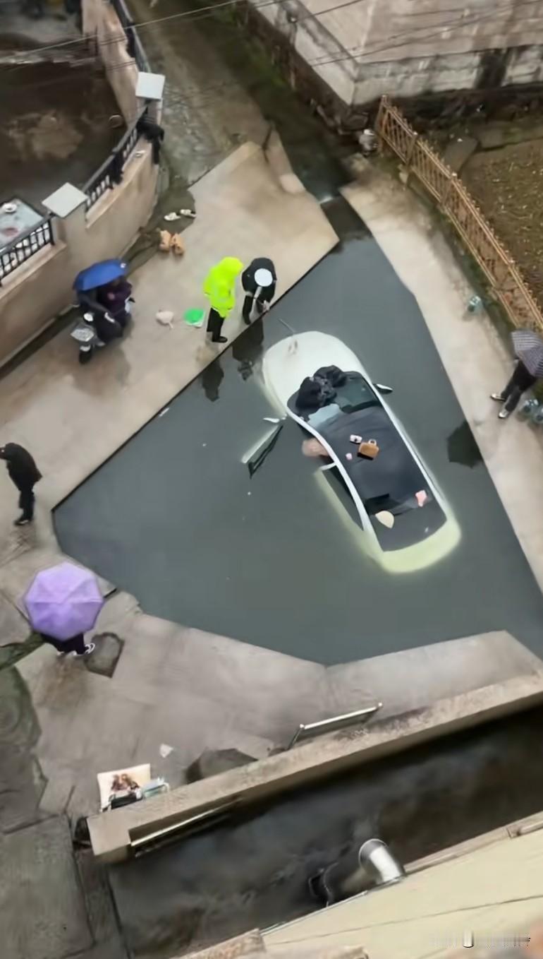 富婆哟，还有专用洗车池，泡着洗洗的比较干净，这才是洗车！拿枪喷半天没这个利索这