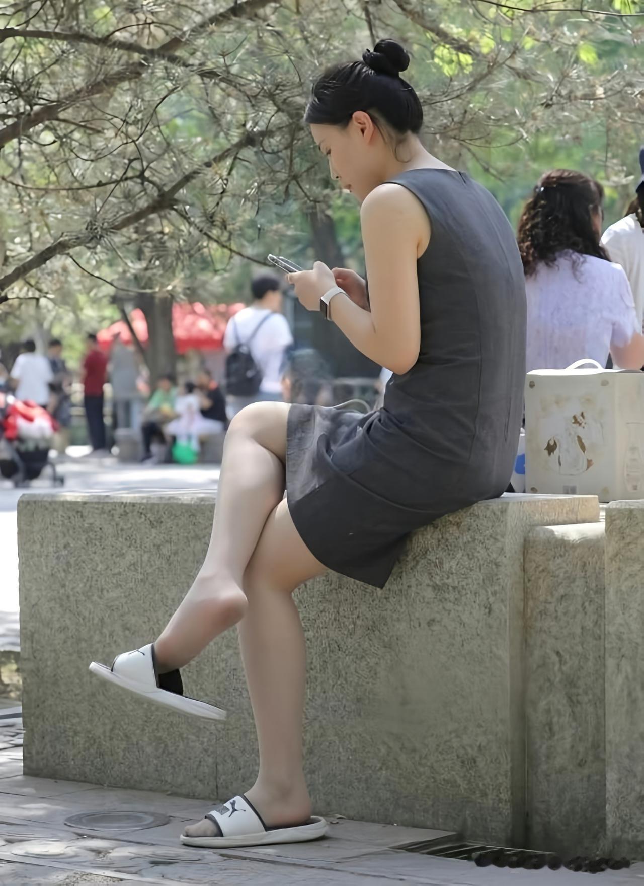 简约连衣裙搭配白色凉鞋，享受悠闲时光