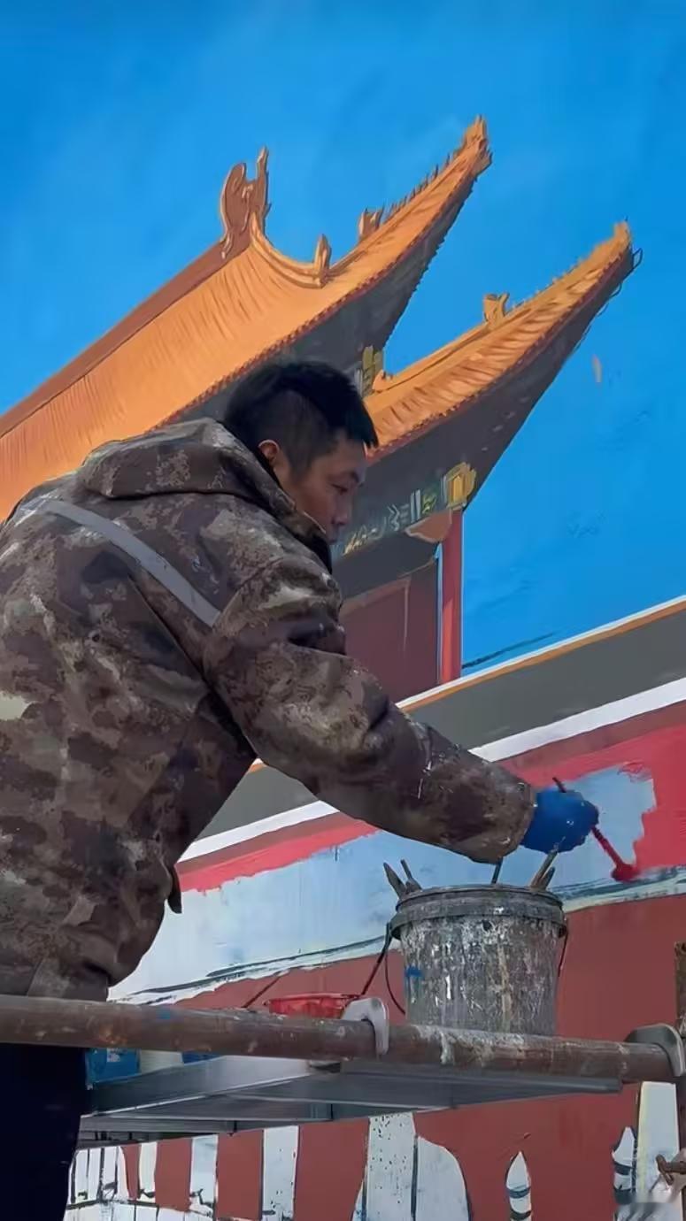 河南小伙墙绘天安门圆全村老人梦近日，商丘一青年画家在村头白墙绘制18米长“天安门