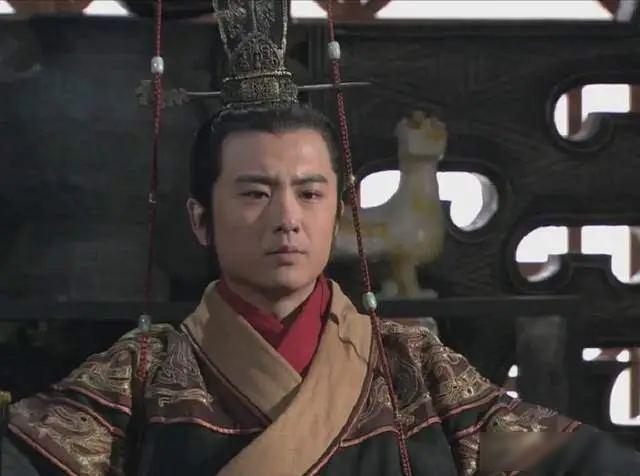 公元前221年，齐王建投降秦国，被扔到一片松柏林里活活饿死。齐国百姓编歌骂他：松
