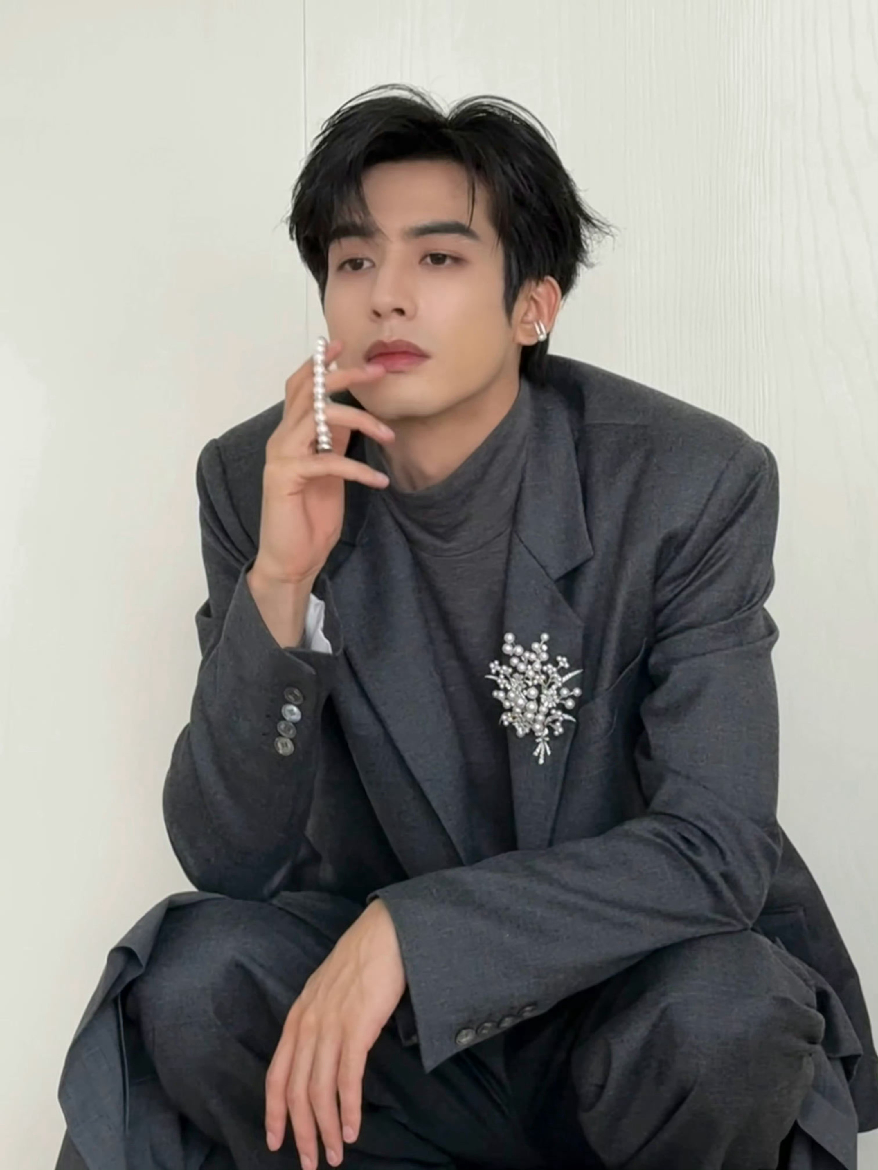 宋威龙inMIKIMOTO📸💎今日出席新加坡活动造型，一身深灰色西服