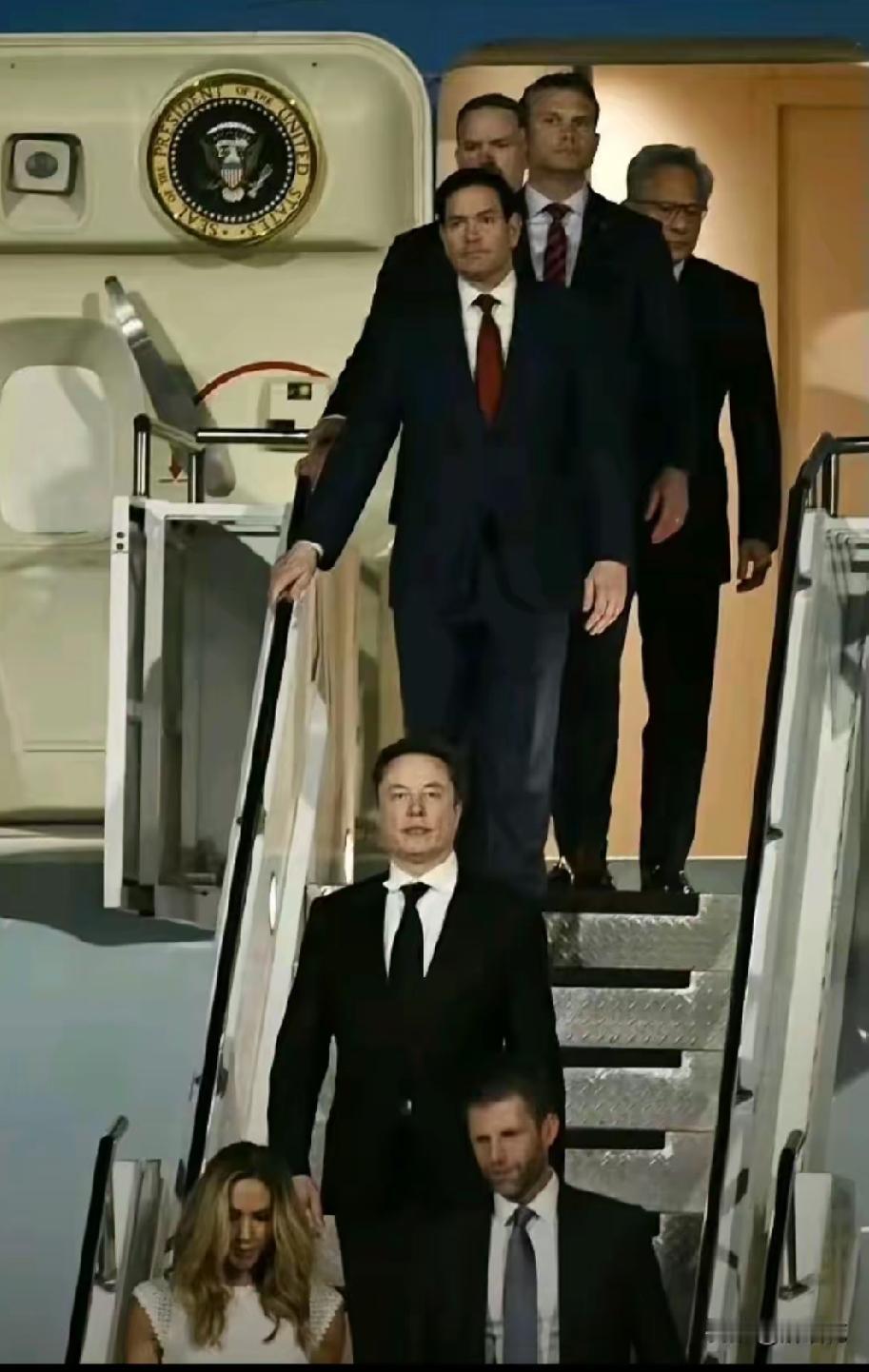 美国总统一行下飞机的先后顺序体现的是近亲而不是地位！第一个下飞机的是美