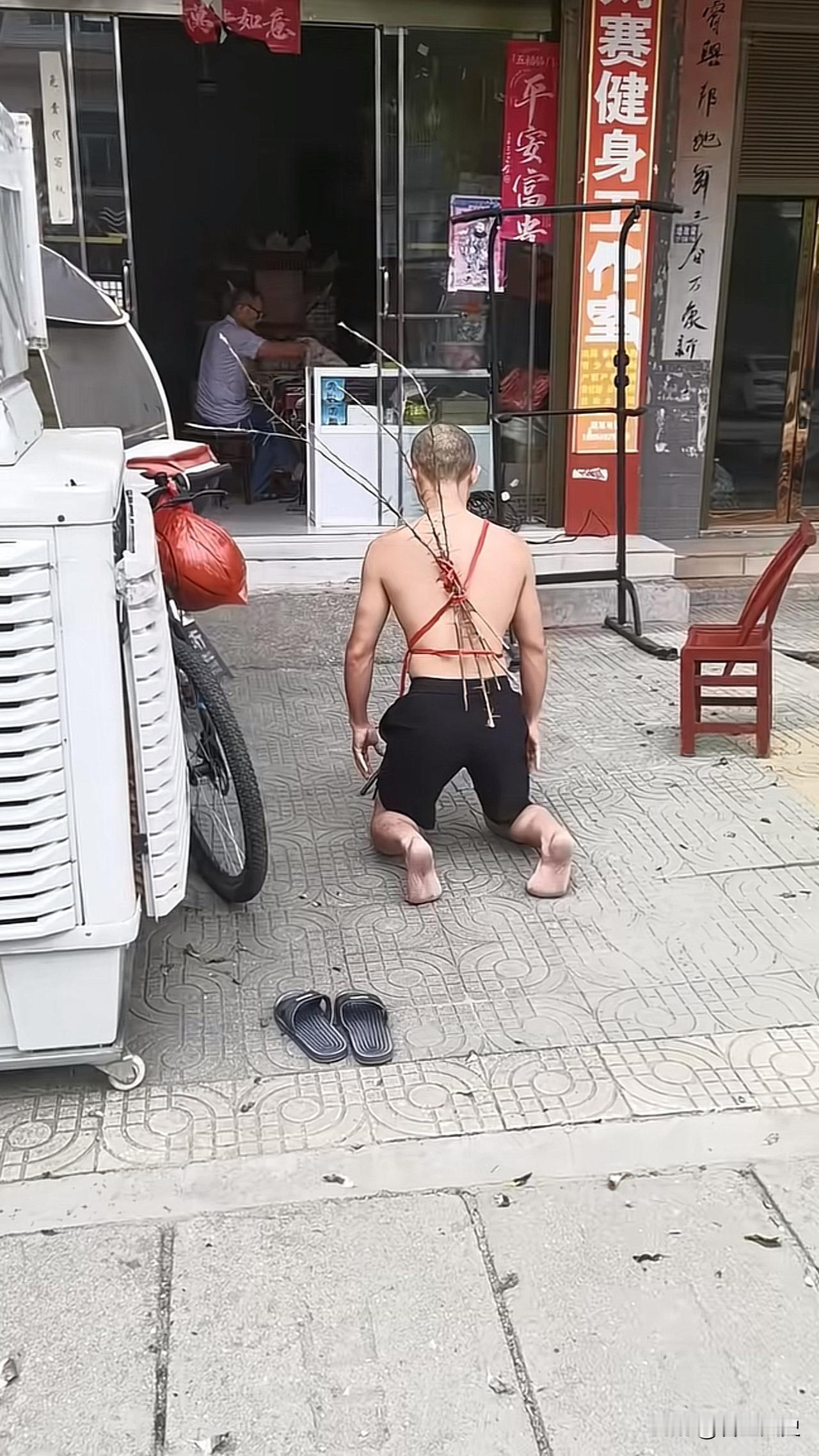 据说偷了父母30余万，挥霍一空，现在知道错了！现在回来每天这样，第28天了！湖北