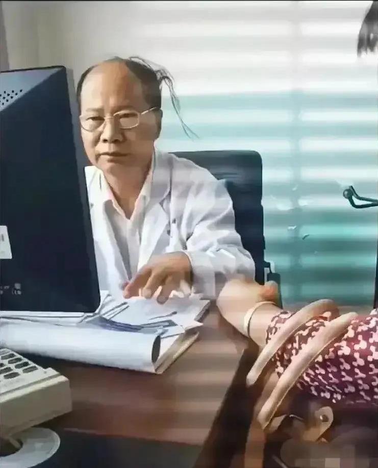 好像在哪见过他，快看看他是不是穿的拖鞋？
