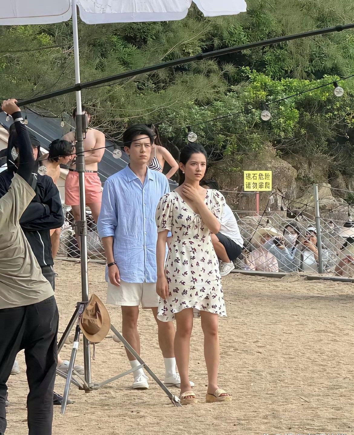 这简直太惊人了，万没料到他俩在路人随拍里竟是这副模样。