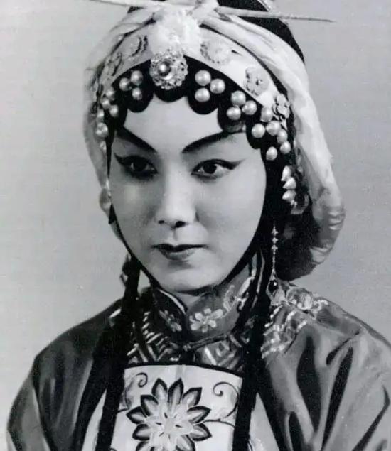 1920年，狗肉将军张宗昌娶了14岁的朱宝霞做第21房姨太太。新婚当晚，张宗昌喝