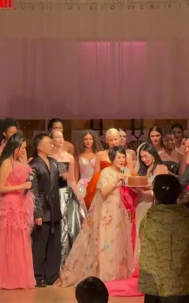 34岁何超盈生日走秀瘦成骨头人，网友惊问：咋比她妈四太还显老