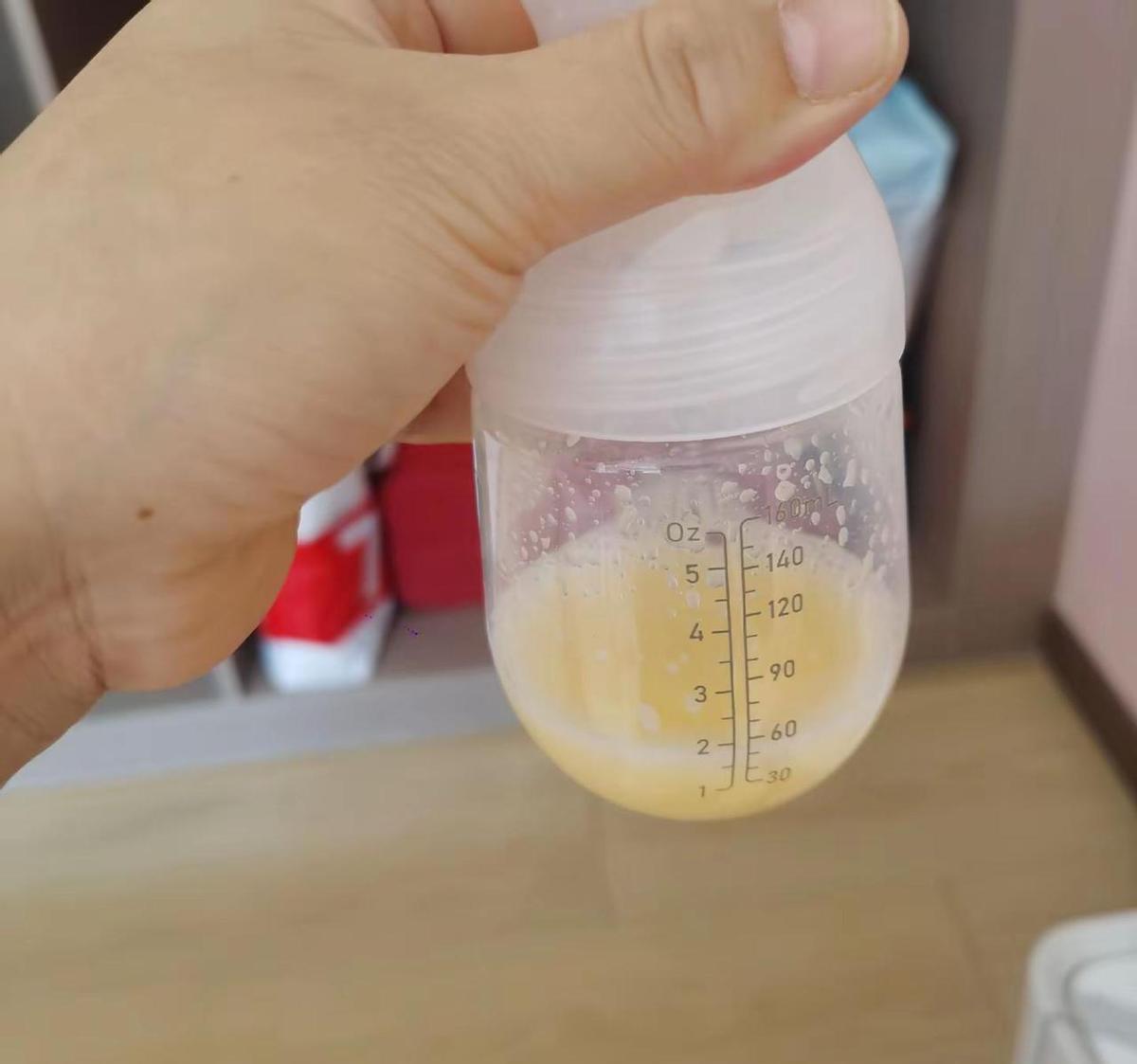 初乳虽少，一滴抵千金。宝宝胃小，像樱桃，能装几毫升，够了。别急着喂奶粉，