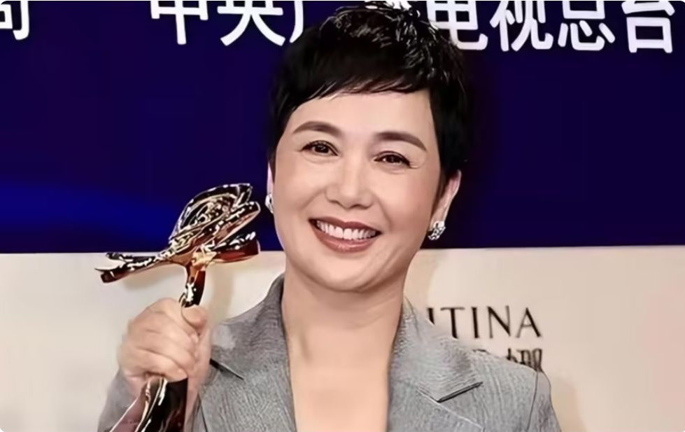 蒋雯丽近况曝光！陪91岁老母逛街，儿子又高又胖，打扮低调似大妈