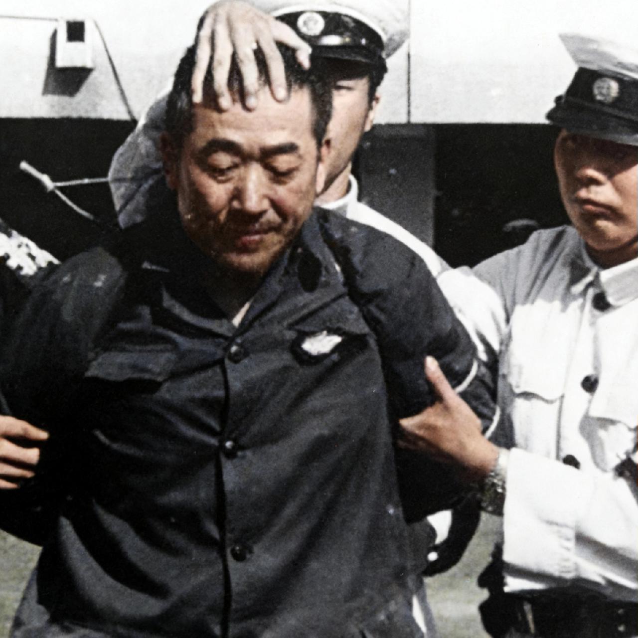 1983年，特务姜炳琨被天津公安机关成功抓获，留下了一张罕见的留影。镜头里的他已