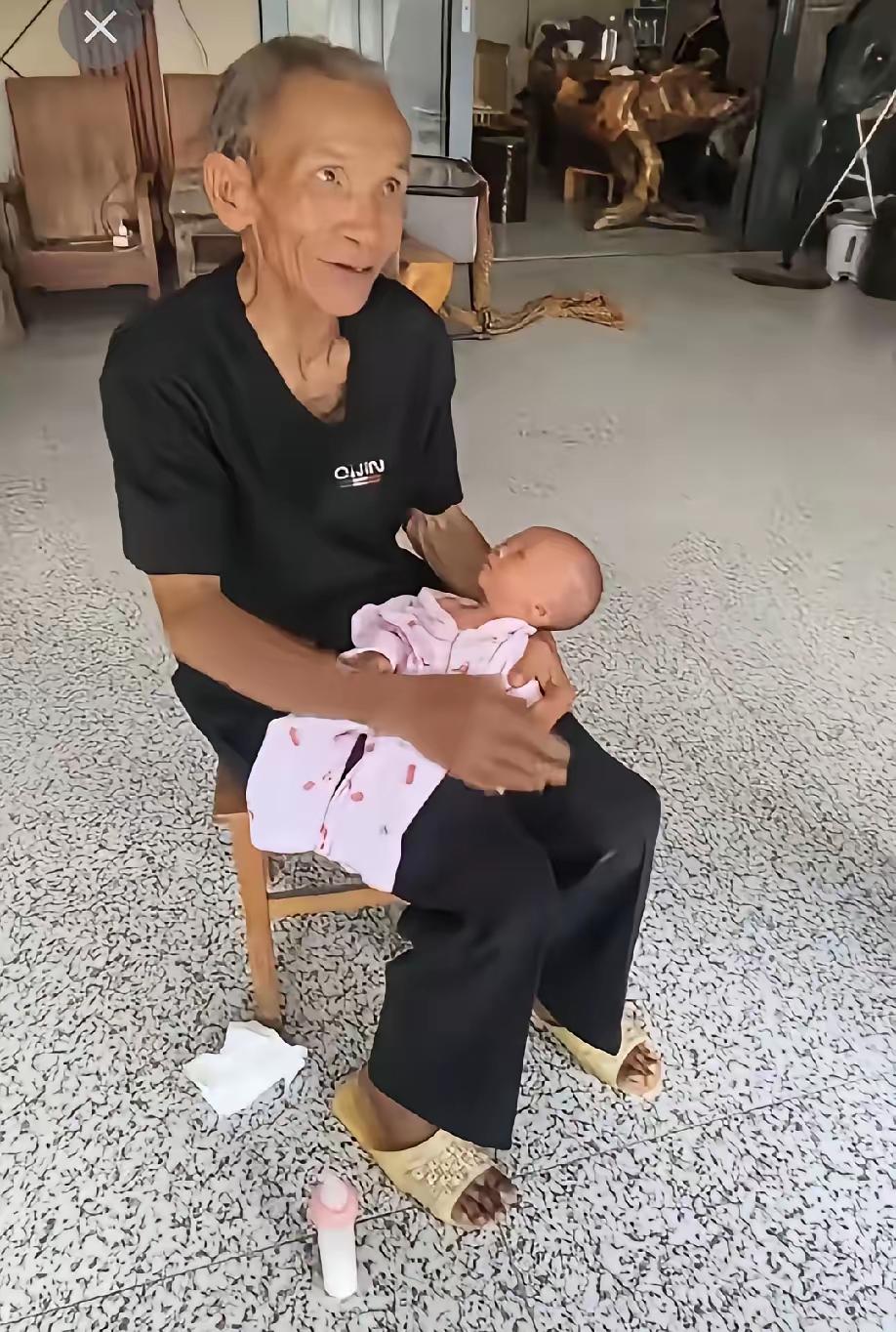 广西68岁的大爷，今年生了一个孩子还没满月，别人去看他的孩子，高兴得笑容满面。这
