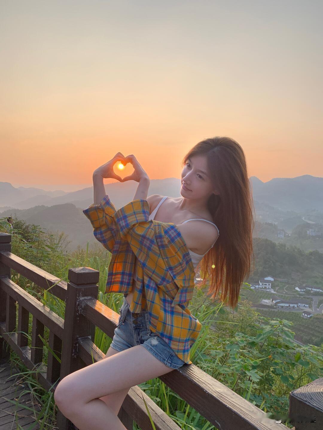 日落时分，少女心满满的心形手势，与夕阳的完美融合，感受大自然的浪漫与美好。🌅?