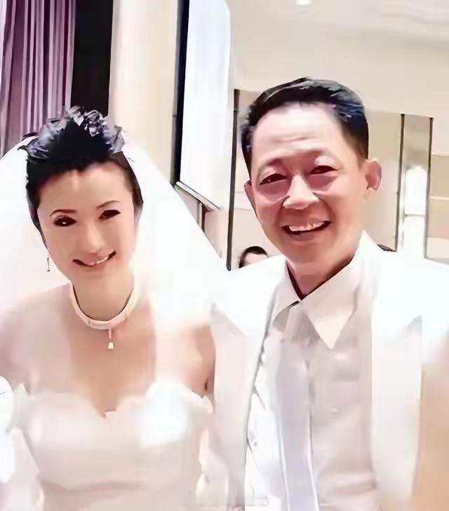 60岁王志文过得真叫人羡慕，52岁妻子陈坚红是女总裁，又美又有能力，一家三口生活