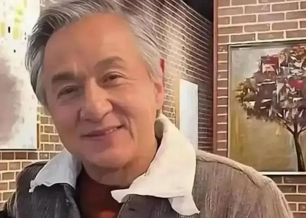 成龙偷偷交房租？女儿街头摆摊日赚265加元温哥华街头，吴卓林把旧床单剪成T