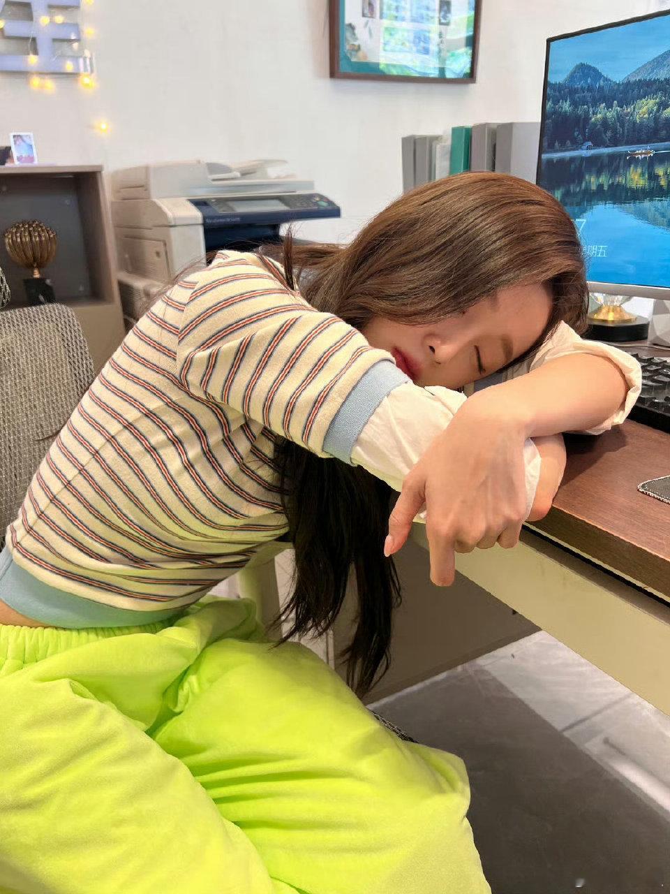 我上班时就吴宣仪这样原来明星和我们打工人的年末状态一模一样！吴宣仪忙到没空想旅行