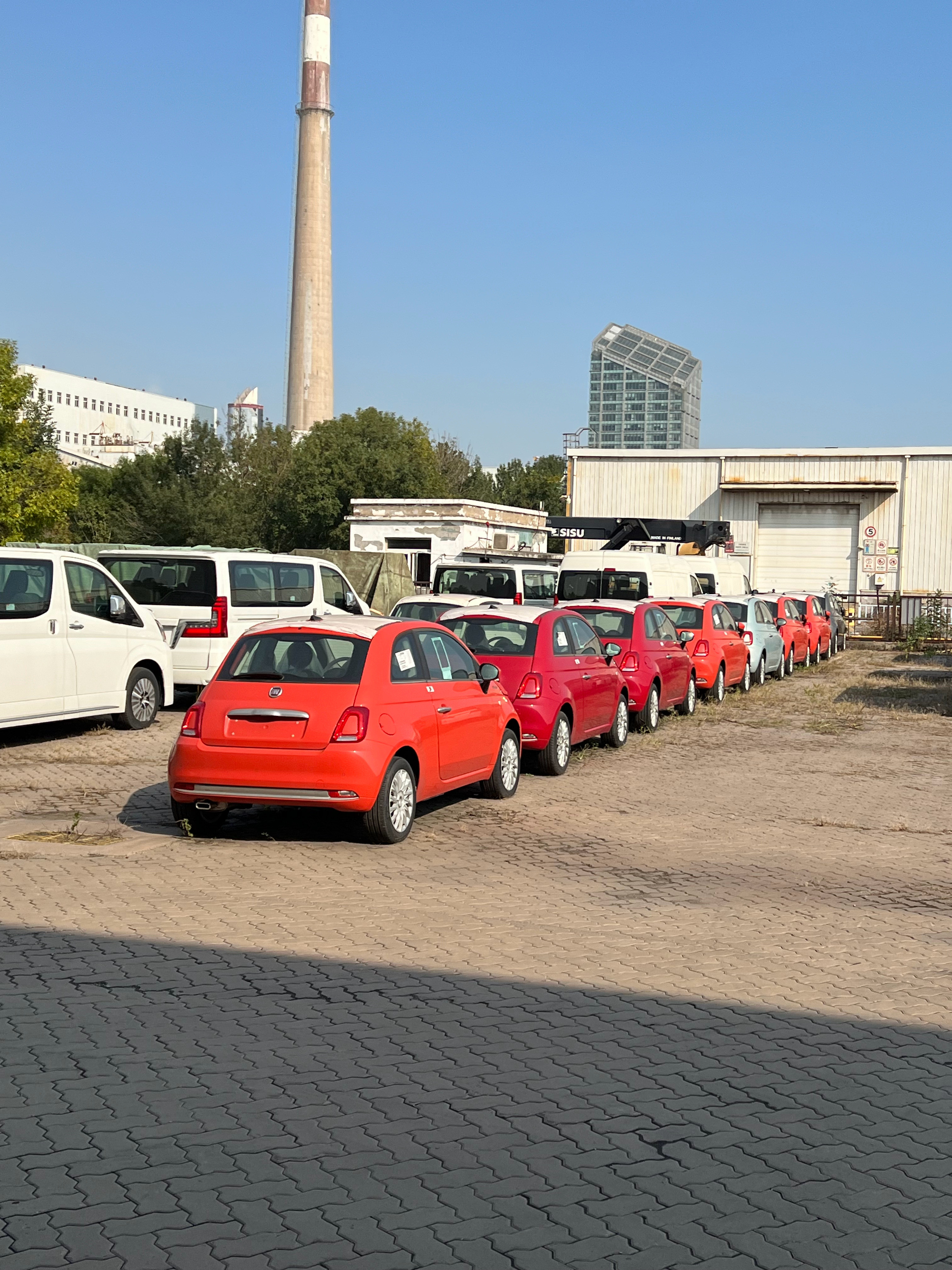 其实港口还有一堆菲亚特500不是阿巴斯十几万小20万块钱，你会选择这个个性的小不