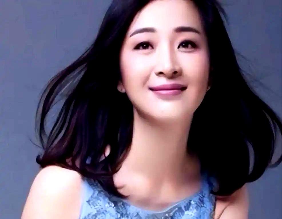 她明明手里攥着一副好牌，却偏偏把日子过成了“退出模式”。张嘉译前妻杜珺，现在人