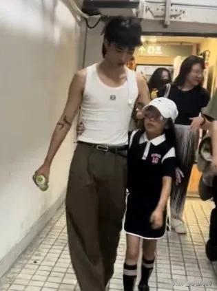 伊能静的儿子庾恩利和小米粒，兄妹俩同母异父且年龄相差14岁，但感情一直很亲密。小