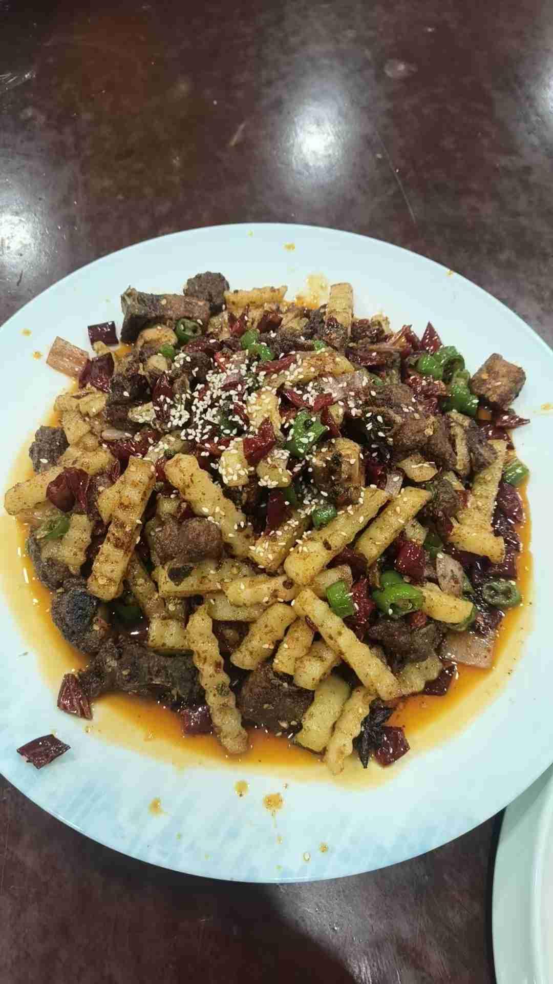我的今日状态：😁轻松愉快我这里的天气：🌧下雨雨天宅家，一锅干锅排骨暖了心