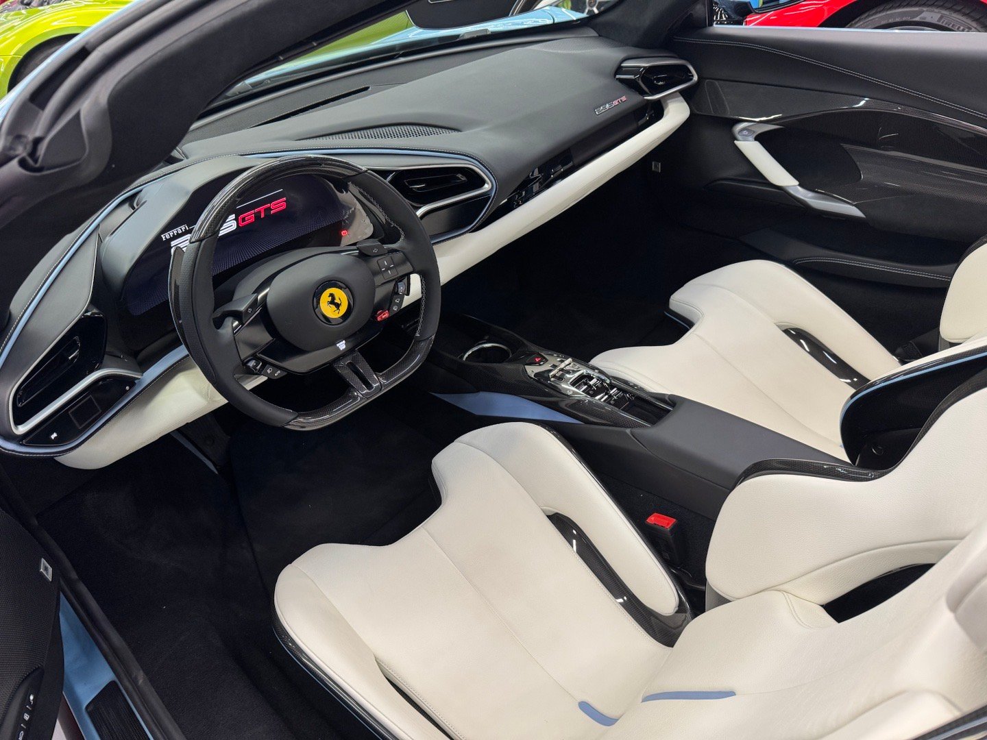法拉利296GTS白色赛椅➕浅蓝色点缀下、非常Nice有没有？
