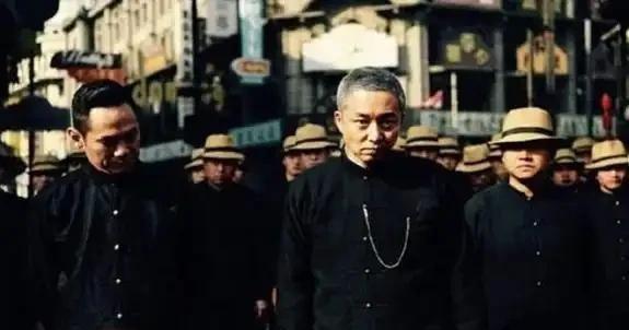 戴笠下令，将汉奸潘三省关押并上了脚镣。铁窗之内，潘三省百思不得其解，对着
