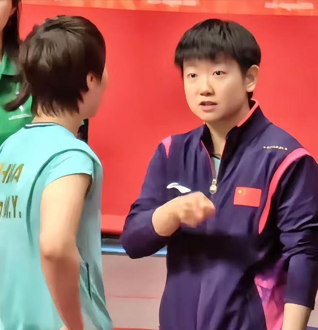 你有留意到了吗？在女团决赛的赛场上，曼昱叫下一次暂停，站在她身侧给出指导的并非