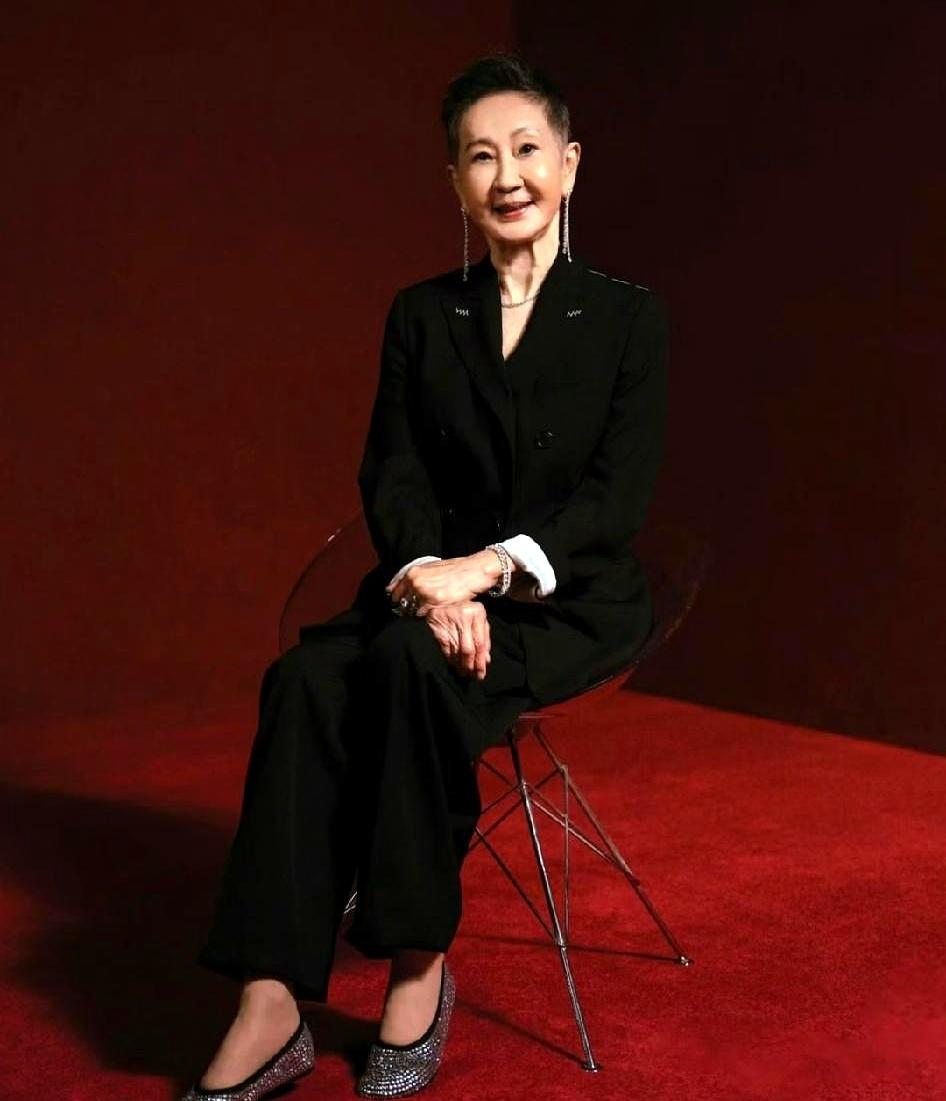 清晨的推送跳出来时,75岁的施南生走了。不是意外,也不是“年纪到了自然谢幕”,