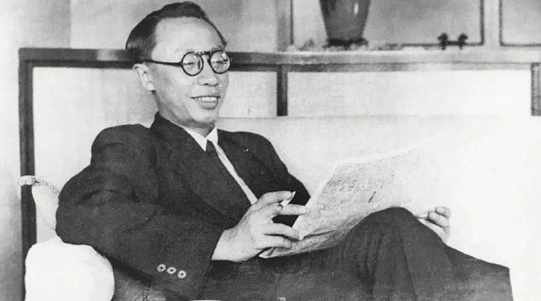 1916年年少的溥杰久居紫禁城，私下偷偷藏匿御膳房精致糕点，闲暇时独自偷吃，此