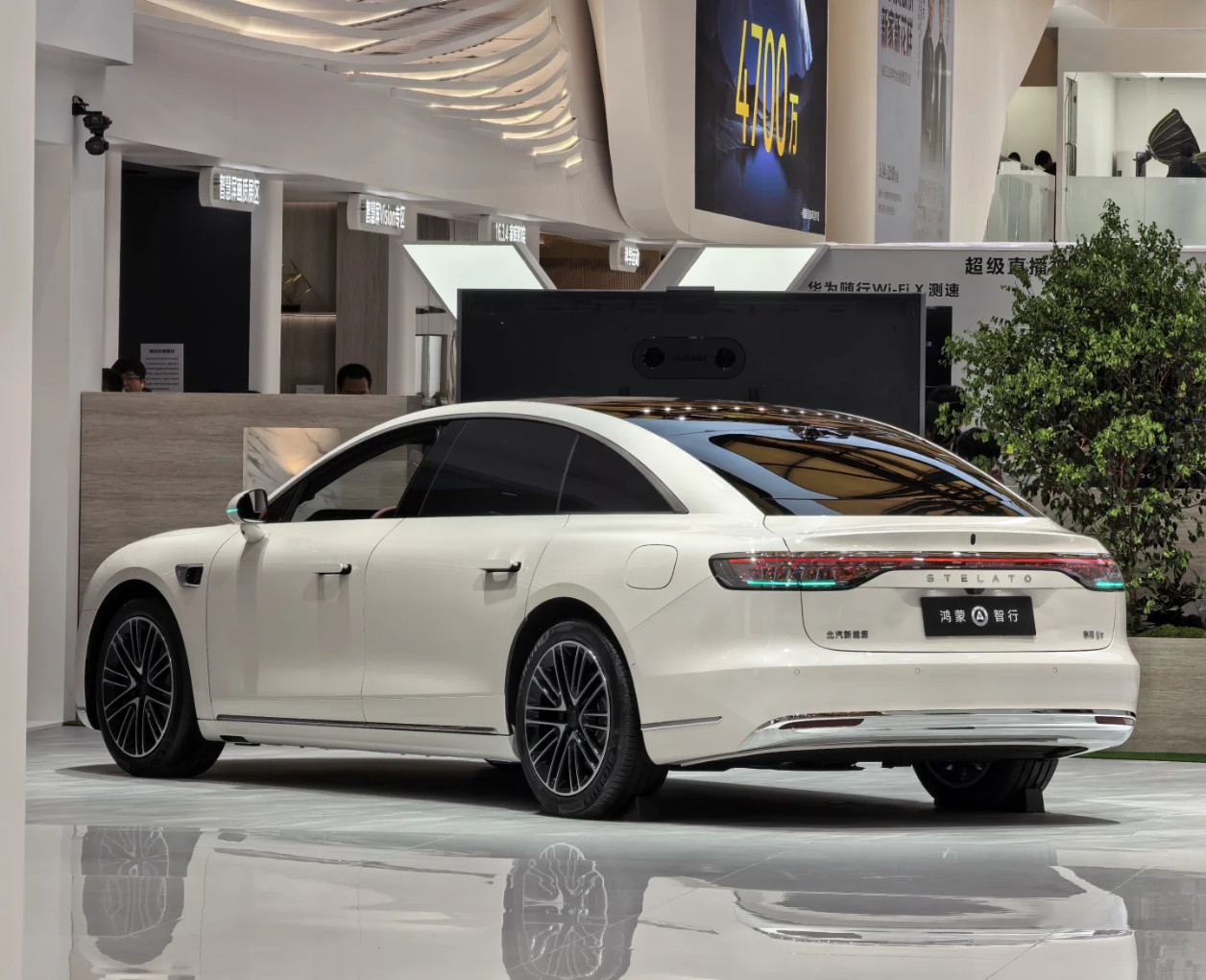 这个白色的享界S9可真是高贵典雅呀。不讲卫生的人，不配开这车