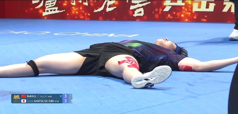 王楚钦4：3松岛辉空夺冠了，但是后边的一幕快吓死我了。王楚钦正倒地庆祝，突