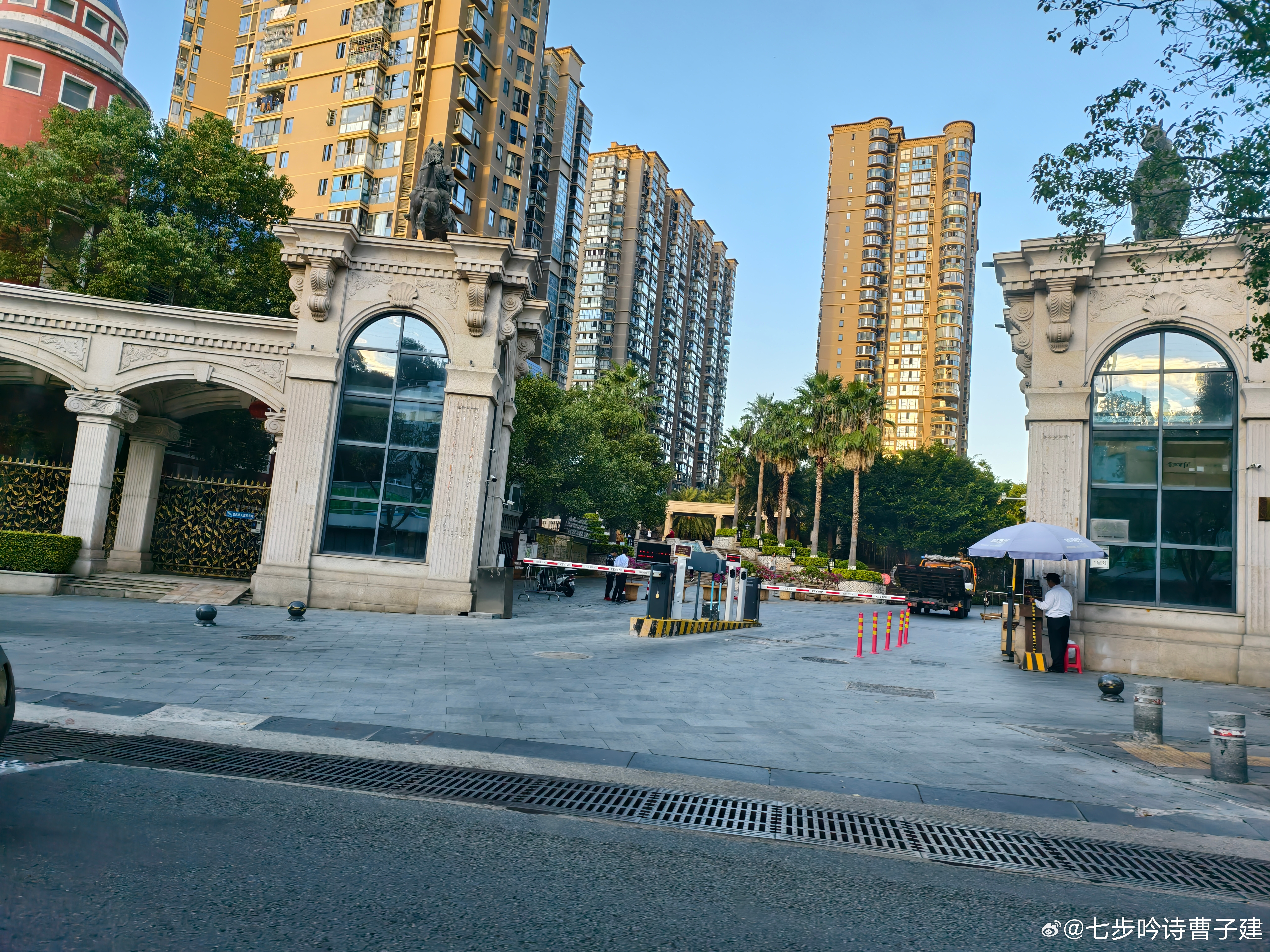 感觉厦门这小区绿化真不错啊，是豪宅吗