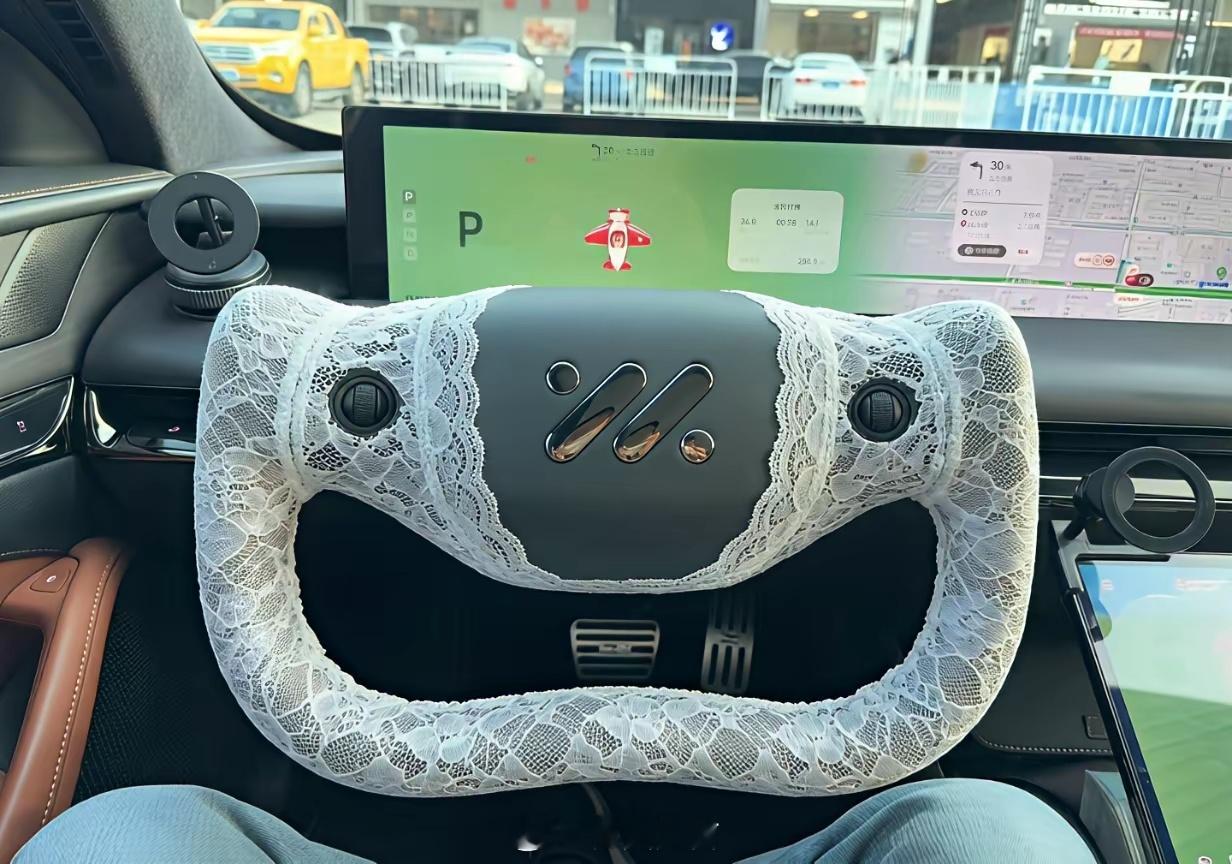 同事的汽车方向盘，都不好意思坐他的副驾了。