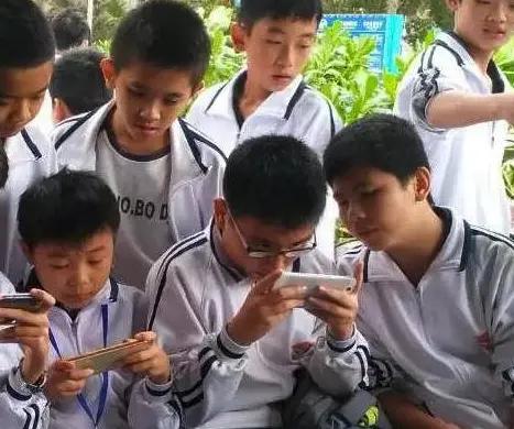打游戏毁孩子一生现在的孩子，已经离不开手机，更离不开游戏，网络游戏对孩孑来说